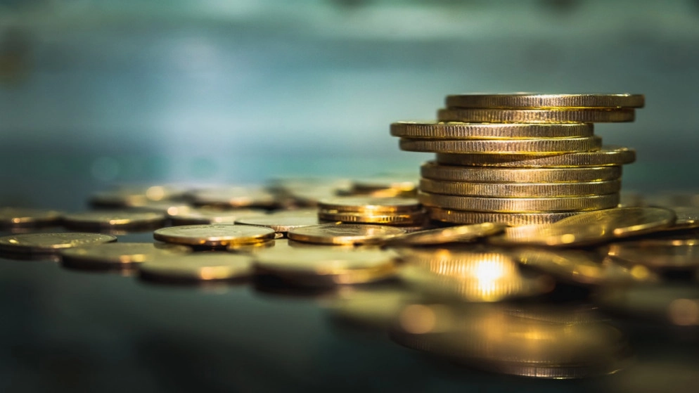 العملات ترتفع بعد فوضى أوميكرون ومحللون يحذرون من التقلبات