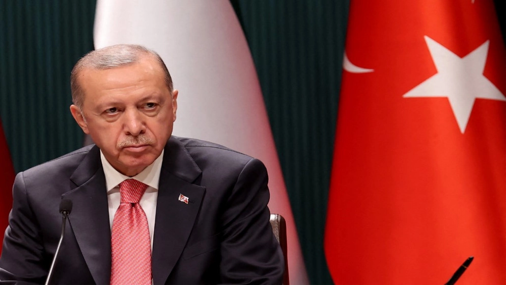 أردوغان يرفض أي "تسوية" بشأن معدلات الفائدة رغم انهيار الليرة