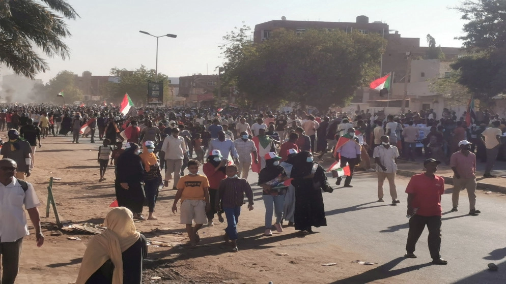 إطلاق الغاز المسيل للدموع لتفريق متظاهرين قرب القصر الرئاسي بالخرطوم