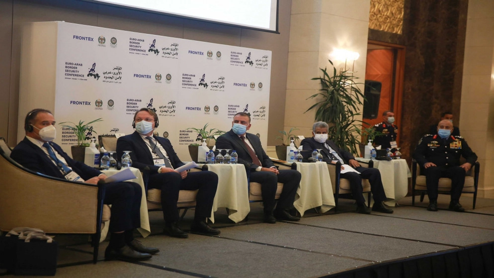 مفوض أوروبي يدعو من عمّان إلى تعاون دولي أكبر لمكافحة تهريب المهاجرين