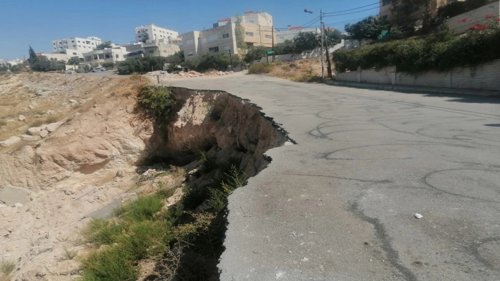 بدء إنشاء جدار استنادي لشارع الجبل الأخضر في جرش انهار العام الماضي