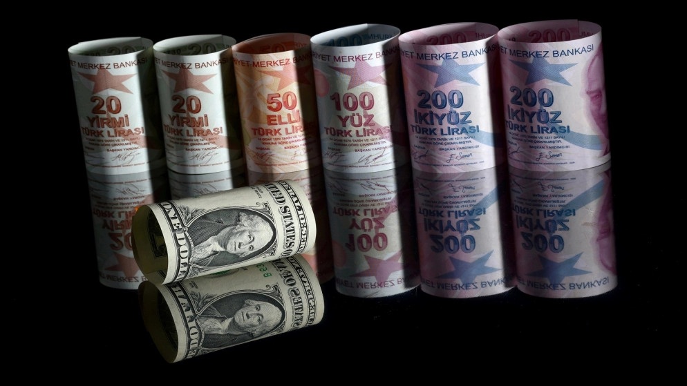 الليرة التركية تحوم قرب أدنى مستوياتها أمام الدولار