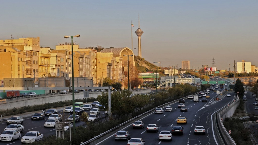 طهران تخفض إنتاج النفط للنصف وتركز على الدفاع في مشروع موازنتها