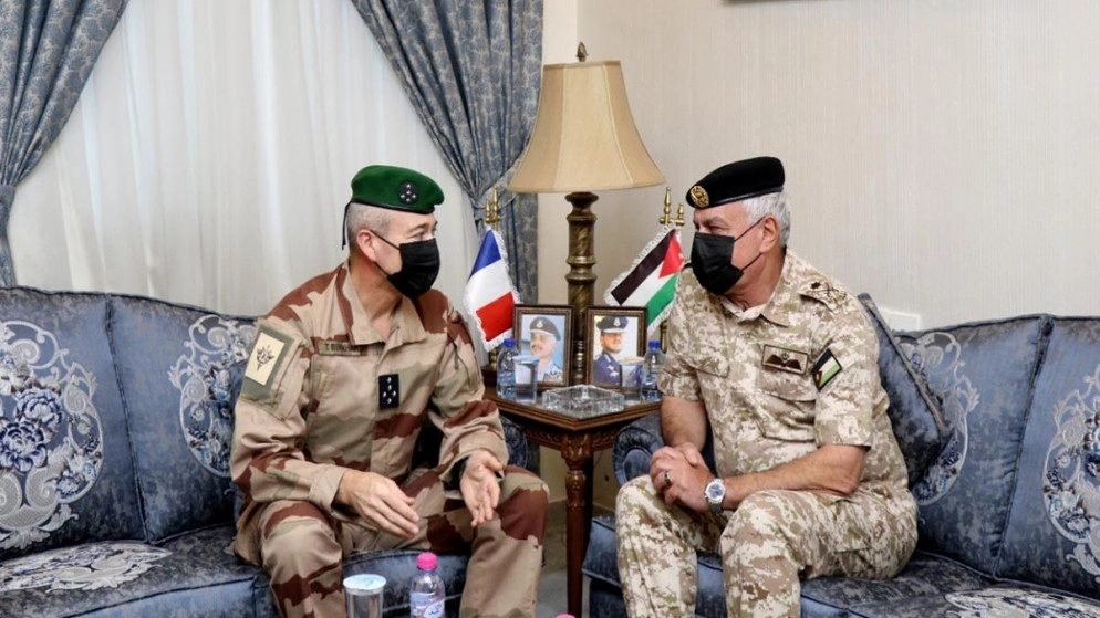 رئيس هيئة الأركان يبحث مع نظيره الفرنسي التطورات والتحديات على الساحتين الإقليمية والدولية