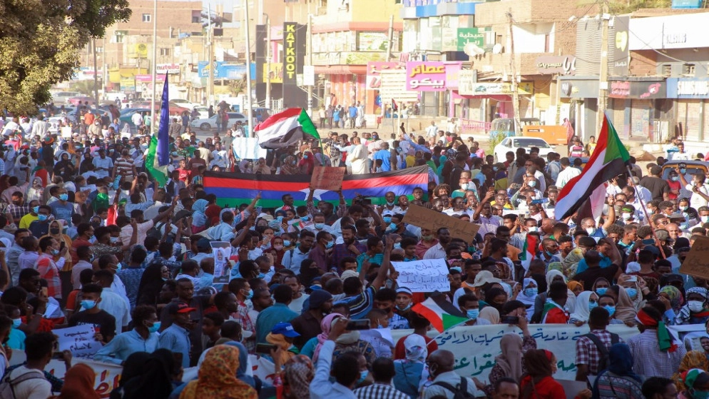 تظاهر الآلاف في السودان مطالبين بحكم مدني والشرطة تطلق الغاز المسيل للدموع