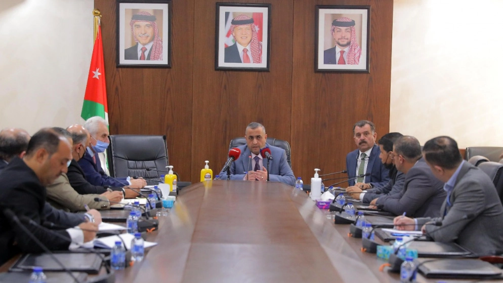 لجنة نيابية تؤكد ضرورة حل قضية المعلمين المحالين للاستيداع