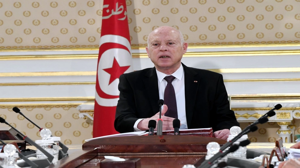 الرئيس التونسي يمدد تجميد أعمال البرلمان حتى تنظيم انتخابات تشريعية بعد عام