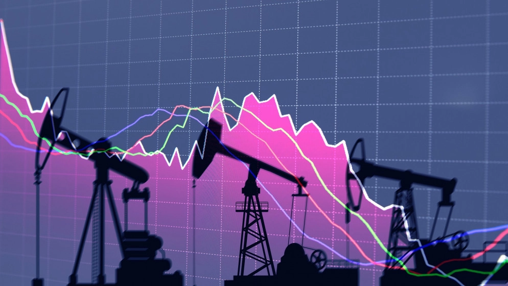 النفط ينخفض بفعل توقعات بأن يتجاوز المعروض الطلب العام المقبل