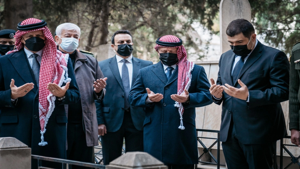 الملك يشارك في تشييع جثمان رئيس الوزراء الأسبق فايز الطراونة