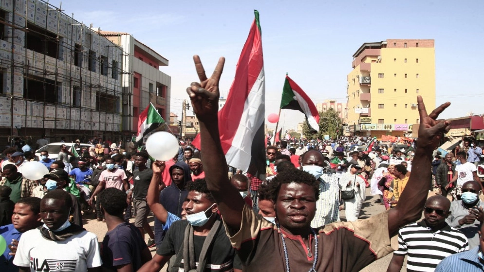 الشرطة السودانية تطلق الغاز المسيل للدموع على متظاهرين قرب القصر الجمهوري