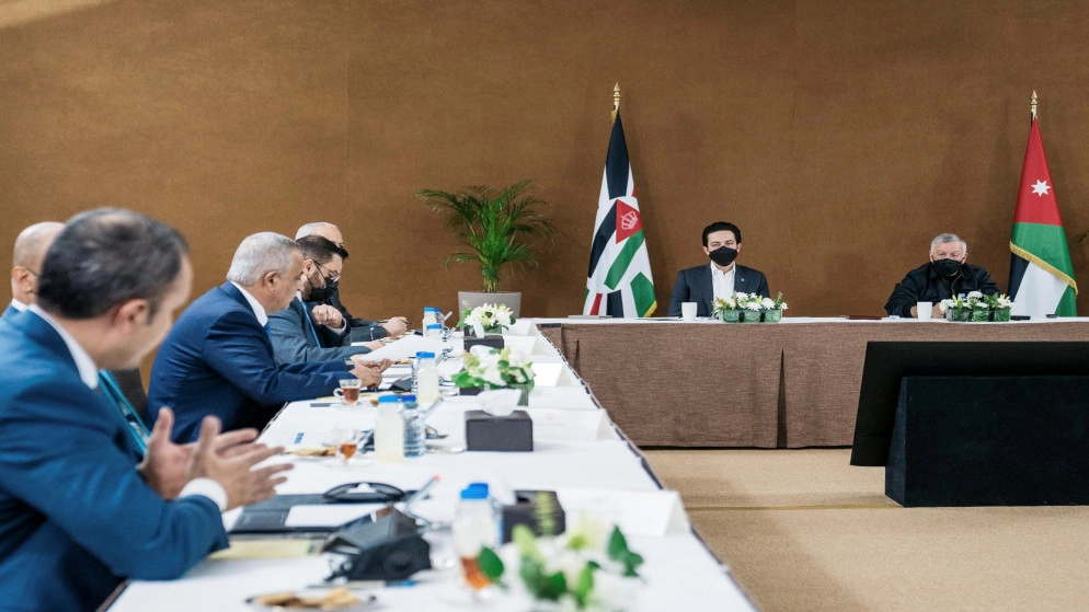 الملك يؤكد ضرورة العمل لتصبح العقبة نموذجا في الإدارة الحديثة
