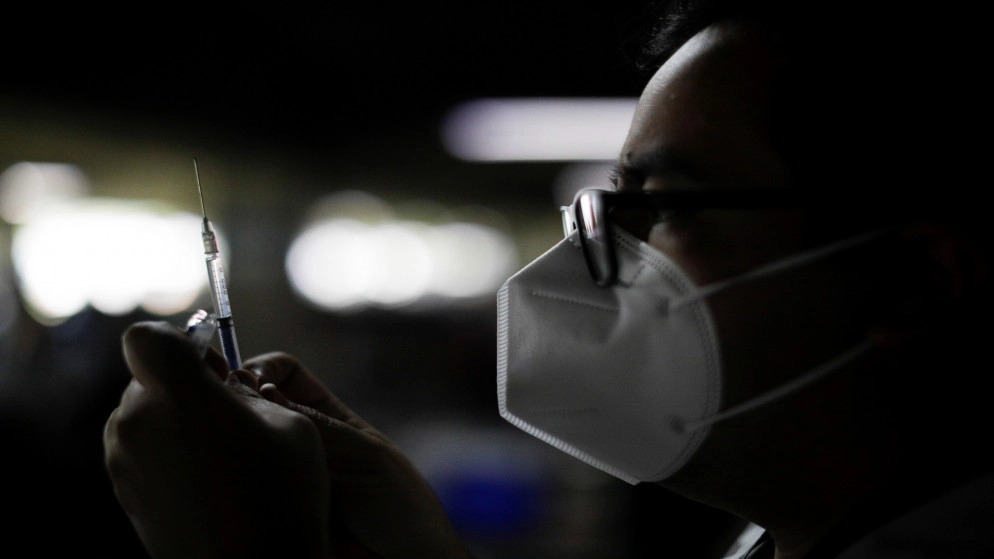 نقل مواعيد مراكز تطعيم ضد كورونا من داخل السيارة إلى قاعات أخرى في عمان وإربد