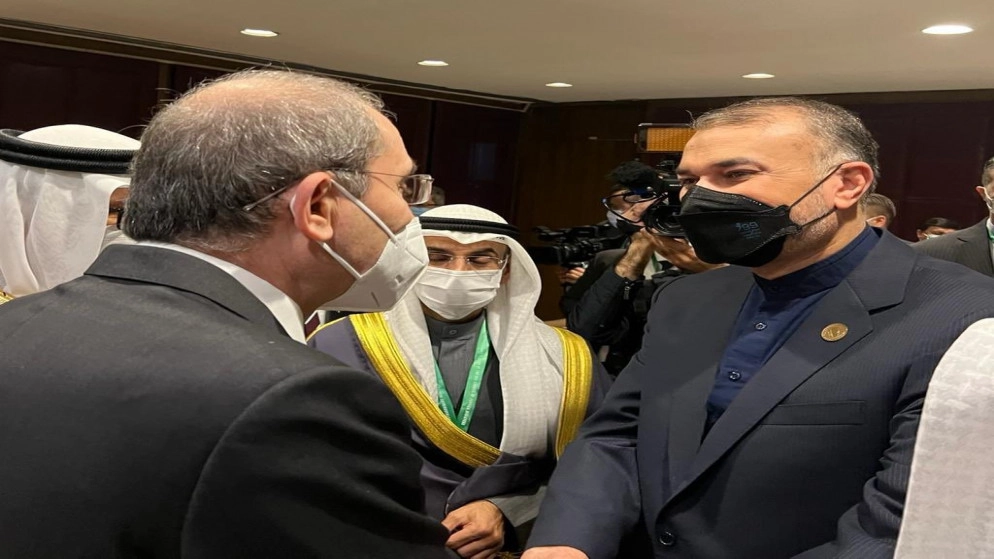 وزير الخارجية يلتقي نظيره الإيراني ويبحثان العلاقات الثنائية والقضايا الإقليمية