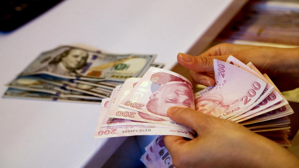الدولار يرتفع والليرة التركية تحافظ على مكاسبها