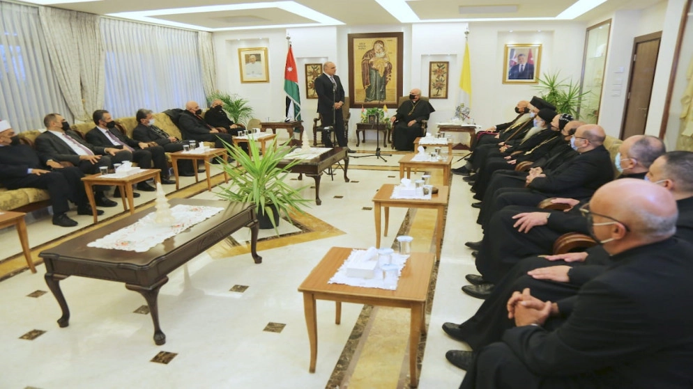 رئيس الوزراء يزور مطرانية اللاتين ويهنئ بعيد الميلاد المجيد ورأس السنة