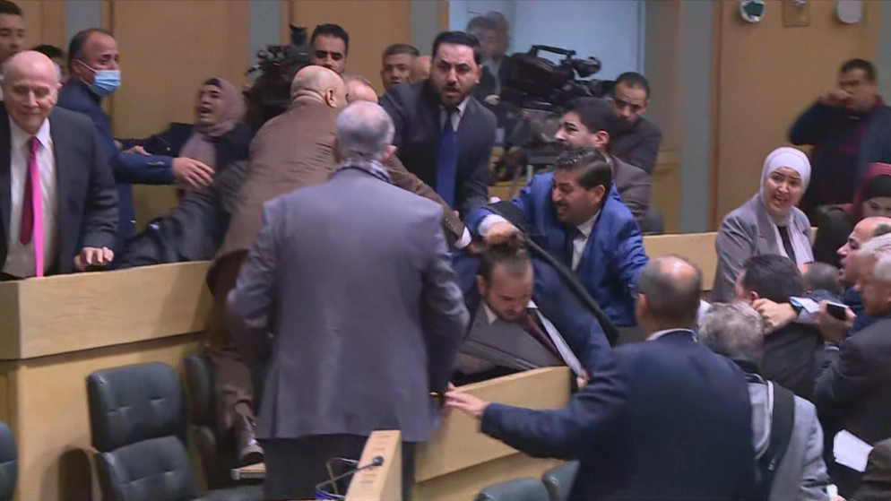 نائبان يقدمان شكوى رسمية بعد مشادات كلامية واشتباك بالأيدي داخل مجلس النواب