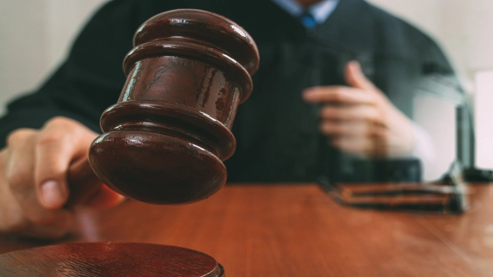 توقيف أشخاص بعد محاولتهم تلقي المطعوم بدلا عن آخرين
