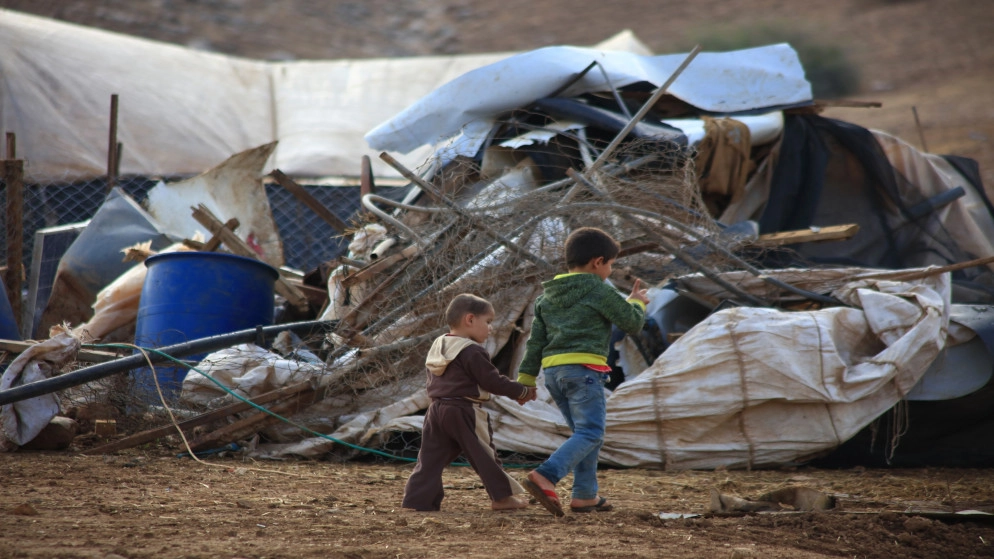 قوات الاحتلال الإسرائيلي تبدأ بتفكيك خيام فلسطينيين في الأغوار الشمالية