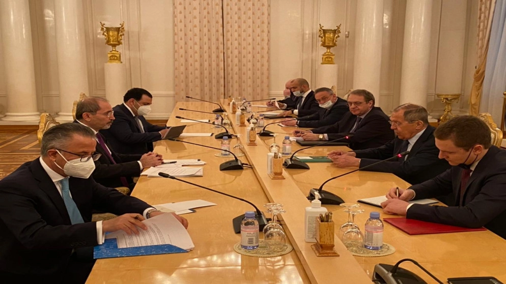 وزير الخارجية يبحث مع نظيره الروسي تعزيز العلاقات ومستجدات الإقليم