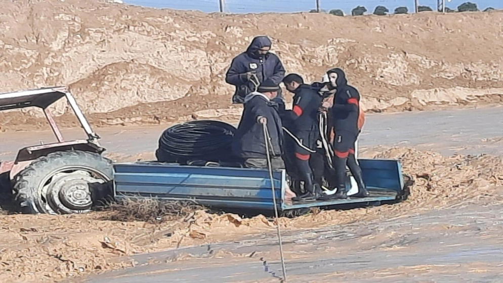 الدفاع المدني يتعامل مع حالتي محاصرة سيول لأشخاص في مأدبا ومعان