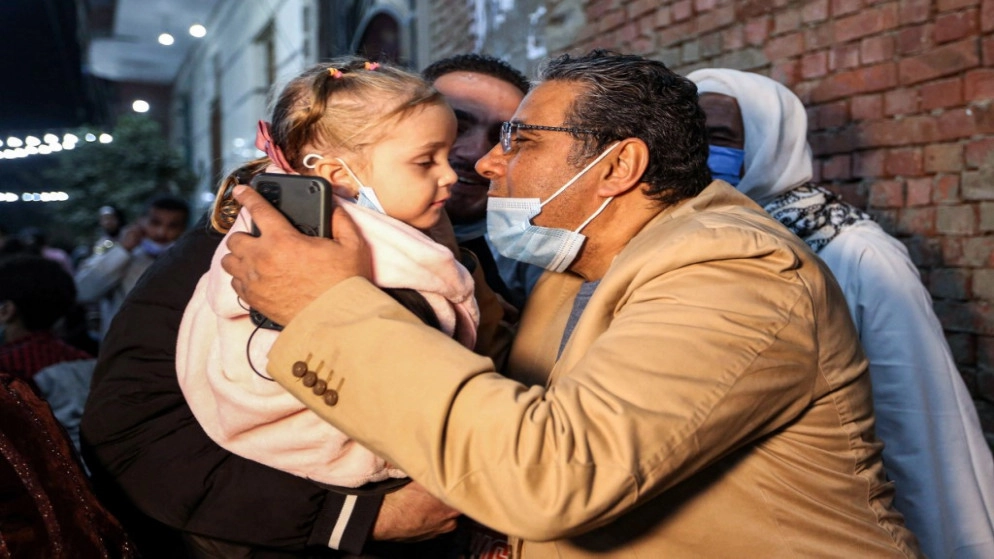 صحافي الجزيرة المفرج عنه في مصر يعود إلى منزله