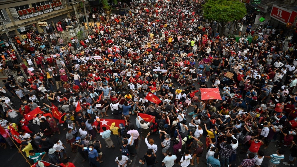أكثر من 1000 شخص يتظاهرون في رانغون ضد الانقلاب العسكري في بورما