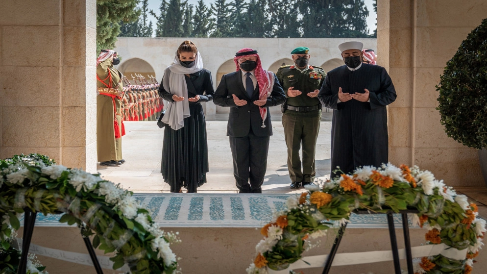 الملك والملكة وولي العهد يزورون ضريح الملك الحسين