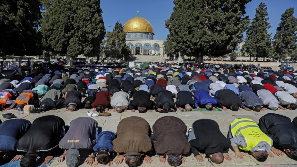 15 ألفا يؤدون "الجمعة" في رحاب المسجد الأقصى