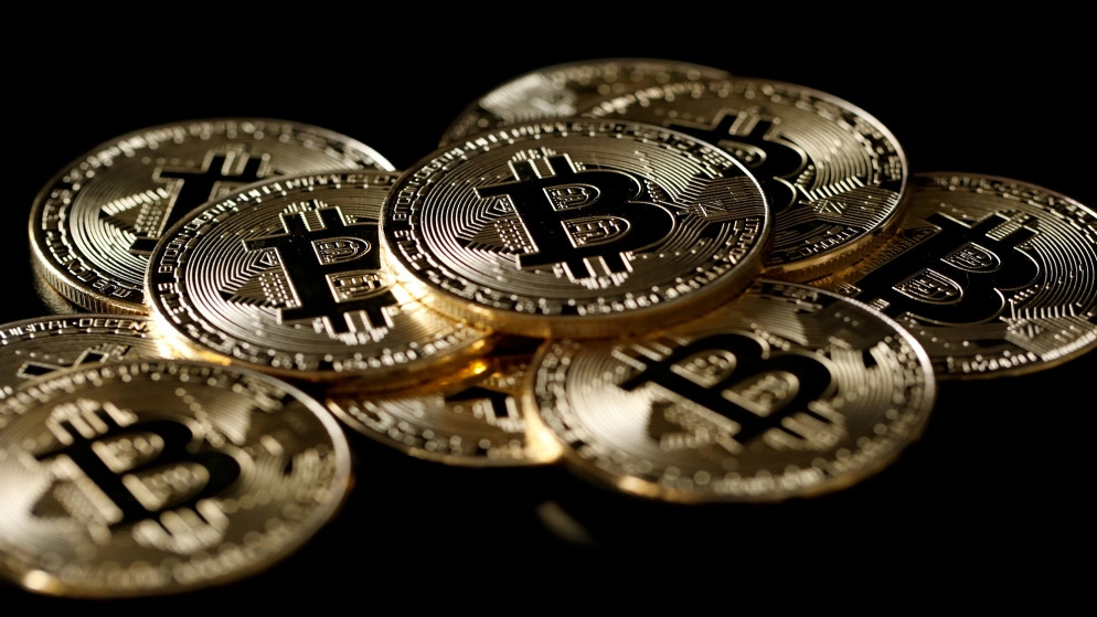 عملة بتكوين تقترب من حاجز 50 ألف دولار