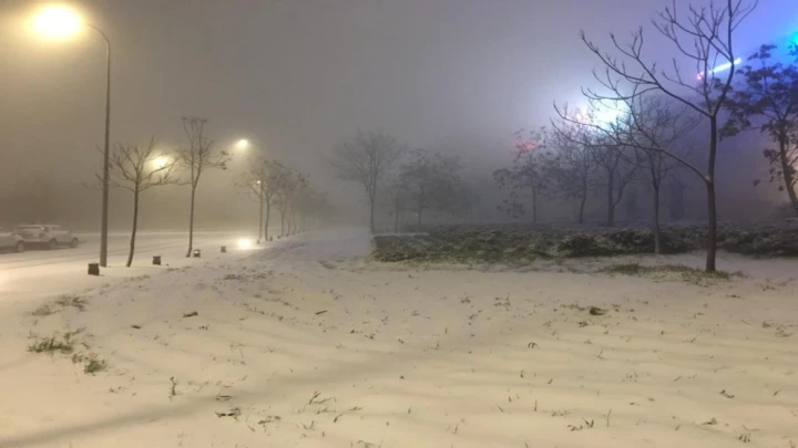 طقس العرب: اندفاع كميات جديدة من السحب الركامية يؤدي لتزايد الهطل الثلجي