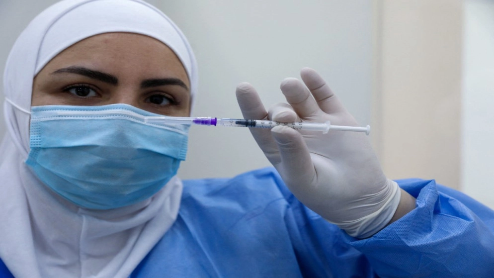 تلقيح نواب في البرلمان من خارج خطة الحكومة يثير جدلا في لبنان