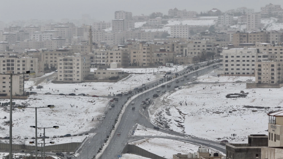 طقس العرب: توقع استمرار تساقط زخات ثلجية فوق قمم جبال الشراه