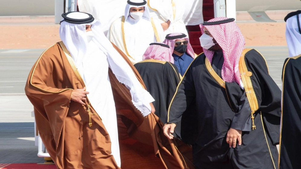 أمير قطر يجري اتصالا هاتفيا مع ولي العهد السعودي