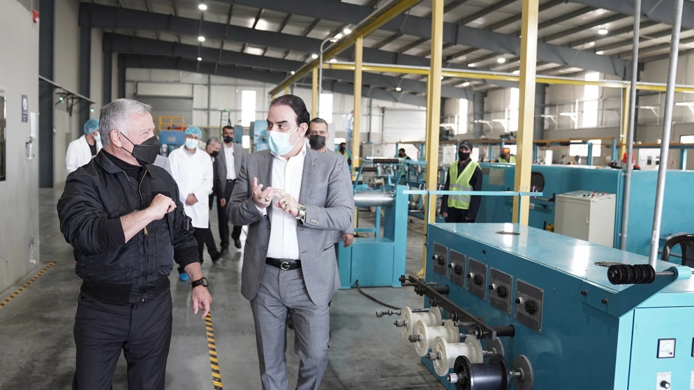 الملك يزور مصنع الخطوط التقنية للألياف الضوئية ومشروعا للمزارع الذكية