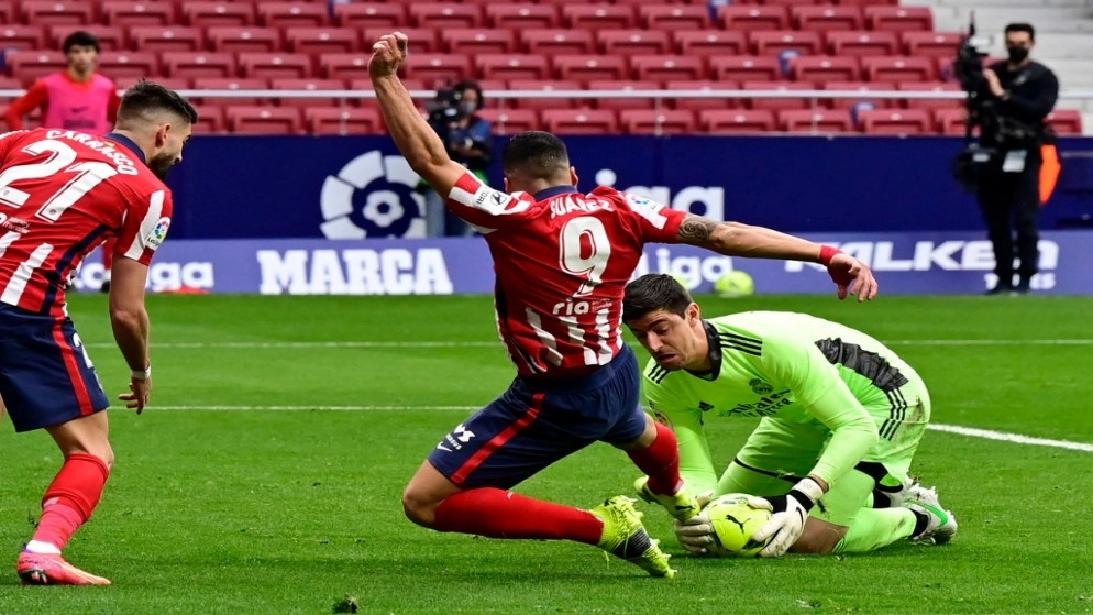 بنزيما يرد على سواريز ويفرض تعادلاً على أتلتيكو 1-1