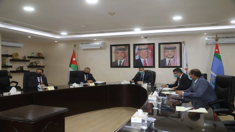 وزير الداخلية يؤكد ضرورة تكثيف الجولات الميدانية على المحجور عليهم منزلياً