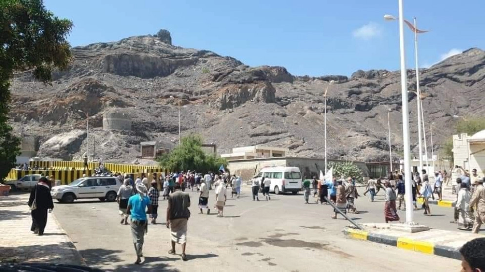 متظاهرون يقتحمون القصر الرئاسي في عدن