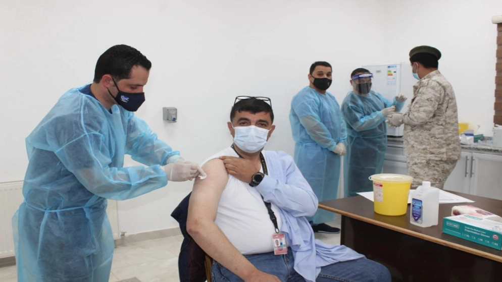 "الملكية الأردنية" تبدأ بإعطاء لقاح كورونا لموظفيها