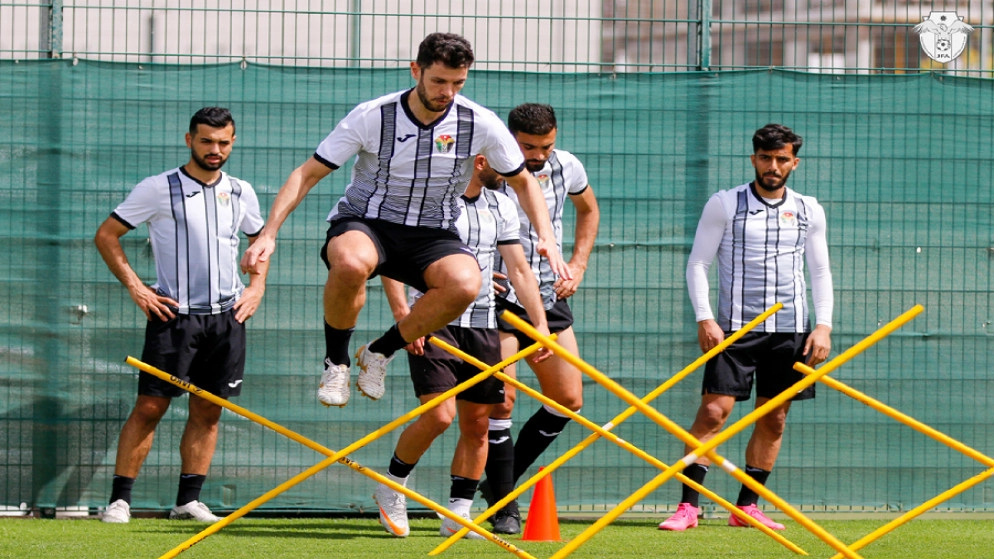 المنتخب الوطني يختتم تدريباته في دبي ويغادر إلى المنامة