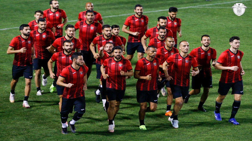 المنتخب الوطني لكرة القدم يبدأ تدريباته في المنامة تأهبا للقاء البحرين