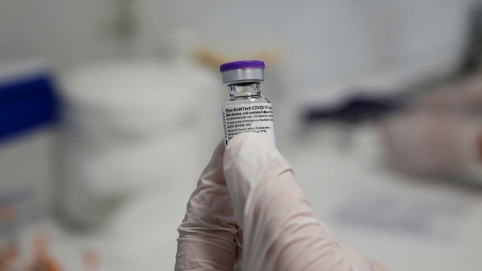 "الغذاء والدواء": دراسات تشير إلى إمكانية تباعد جرعتي لقاح فايزر من 6 أسابيع إلى 12 أسبوعا