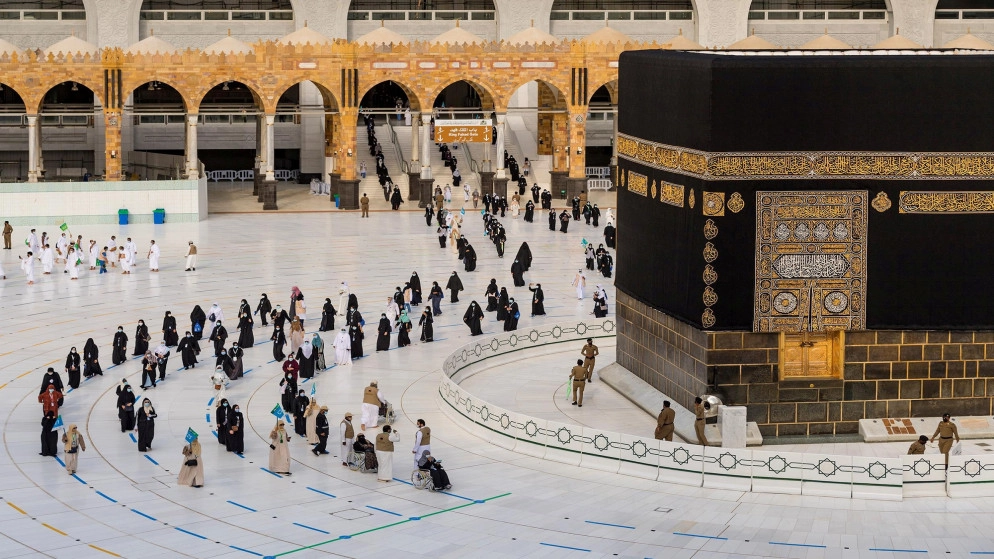 السعودية تمنح تصاريح لأداء العمرة لمتلقي اللقاح والمتعافين من الفيروس