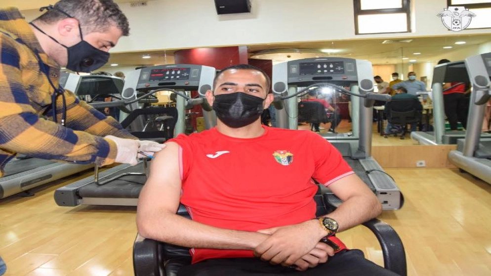 لاعبو المنتخب الوطني لكرة القدم يتلقون الجرعة الأولى من لقاح كورونا