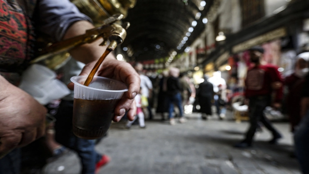 بائع شراب في دمشق يستعد لشهر رمضان وسط اشتداد أزمة اقتصادية