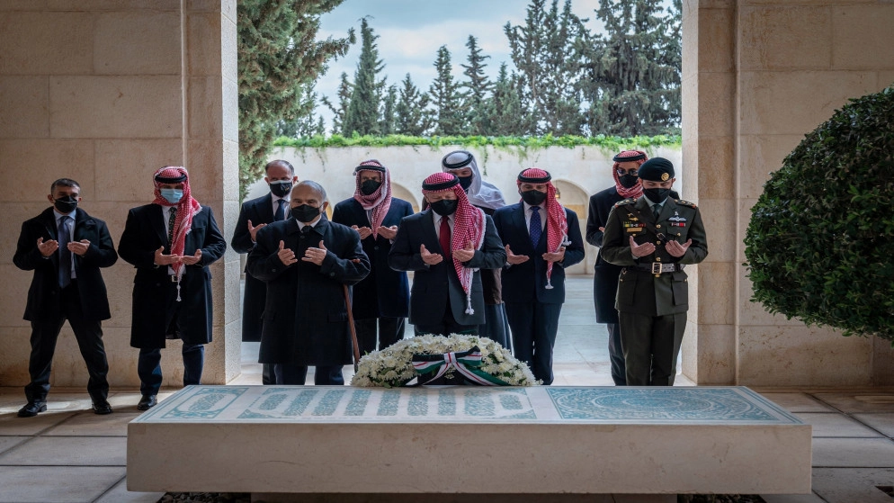 الملك وولي العهد وعدد من الأمراء يزورون الأضرحة الملكية بمناسبة مئوية الدولة