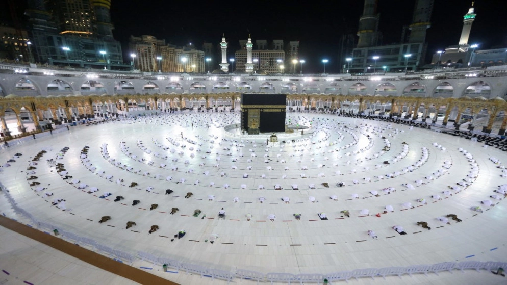 محصنون ضد الفيروس يؤدون مناسك العمرة في بداية شهر رمضان