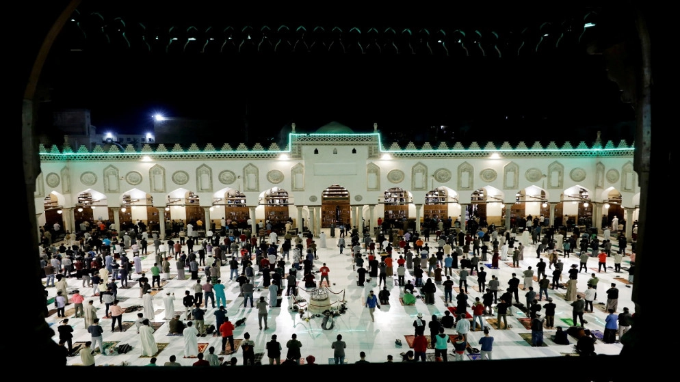 المصريون يستقبلون شهر رمضان في ظل قيود أكثر تحررا لمكافحة كوفيد-19