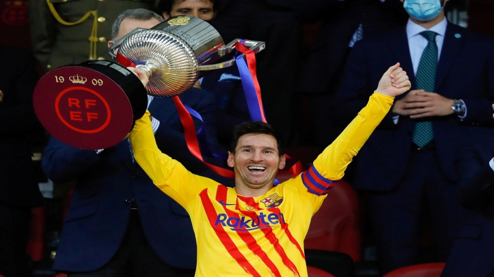 ميسي يقود برشلونة للتتويج وفك صيام عامين عن الألقاب
