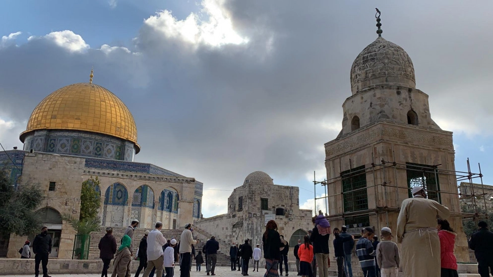 عشرات المستوطنين يقتحمون ساحات المسجد الأقصى