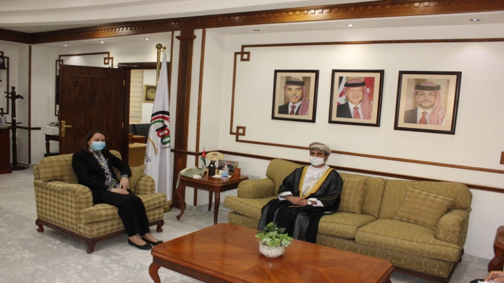 وزيرة الصناعة تبحث مع السفير العماني تعزيز العلاقات الاقتصادية